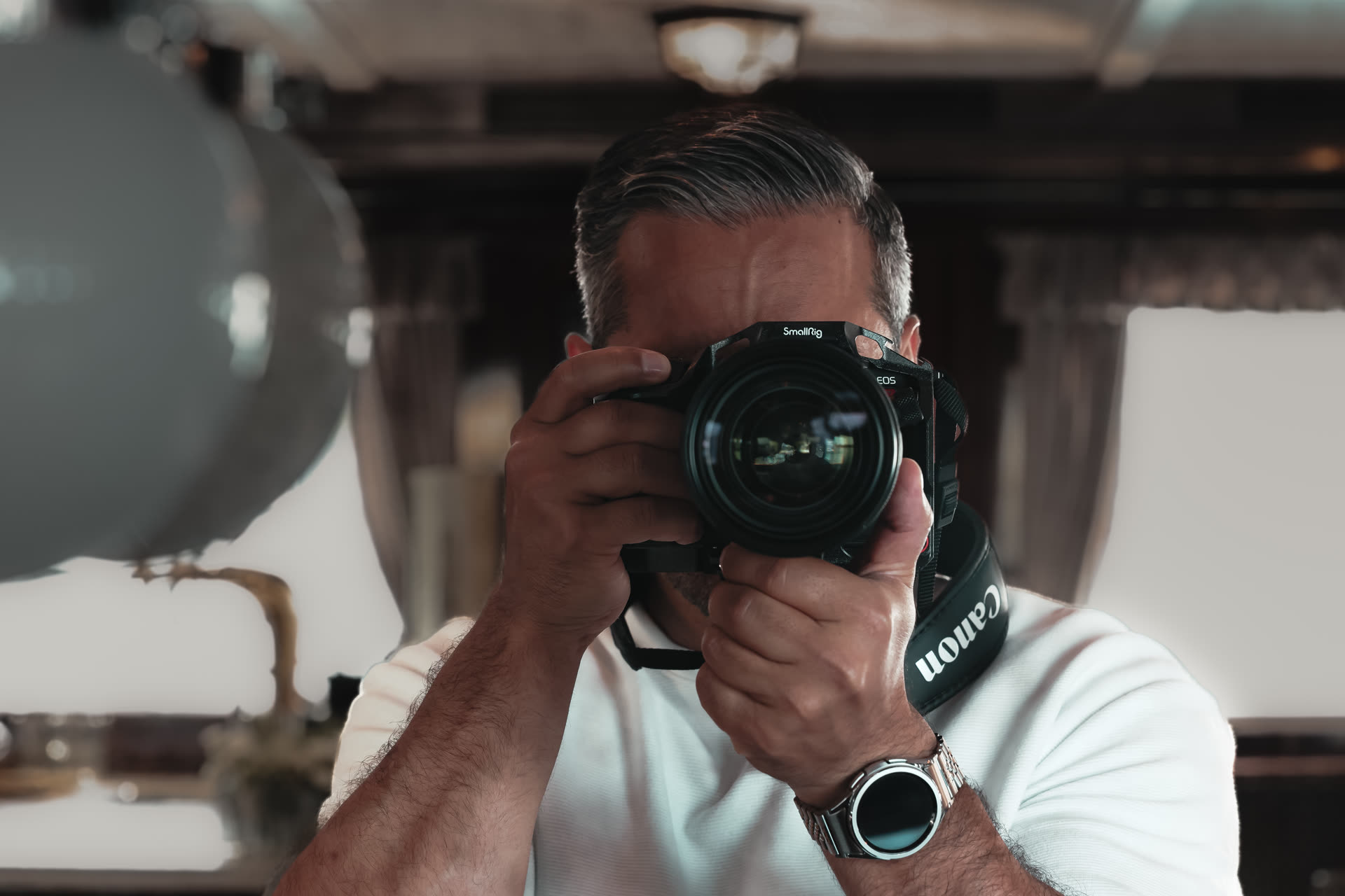 Jean Paul Stalder mit der Kamera bei der Arbeit